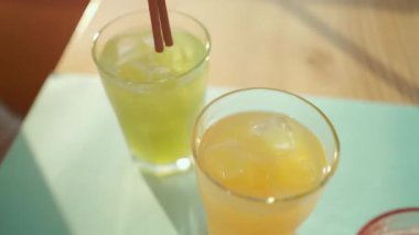 Kafe masasında bardaklarda taze limonata ya da renkli içecek koleksiyonu.