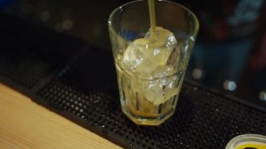 Barmen portakal suyu, votka ve buzlu alkol kokteyli hazırlıyor. Yüksek kaliteli FullHD görüntüler