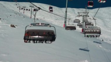 Kayak merkezindeki kış dağlarında halatla kayak kaldırma. Yüksek kaliteli FullHD görüntüler