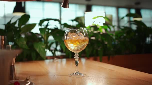 Barista Fare Cocktail Versare Rum Whisky Vetro Con Ghiaccio Freddo — Video Stock