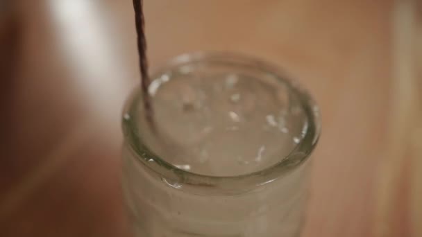 Transparenter Cocktail Stilvollen Becher Mit Tequila Sirup Und Zitrussaft — Stockvideo