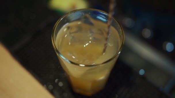 Barman Przygotowujący Napój Alkoholowy Sokiem Pomarańczowym Wódką Lodem Wysokiej Jakości — Wideo stockowe