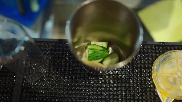 Barman Przygotować Świeży Koktajl Zielonym Ogórkiem Limonką Mieszając Metalowym Shakerze — Wideo stockowe