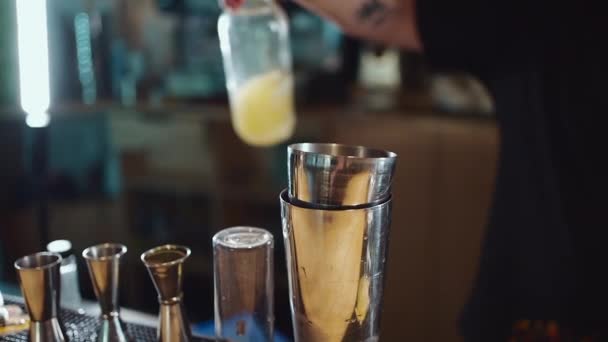 Barman Derramando Licor Midori Verde Xarope Imagens Fullhd Alta Qualidade — Vídeo de Stock