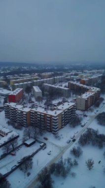 Kuzeyde kar yağışı, Avrupa kenar mahallelerinde kar fırtınası, Avrupa 'da kar yağışı. Yüksek kalite 4k görüntü