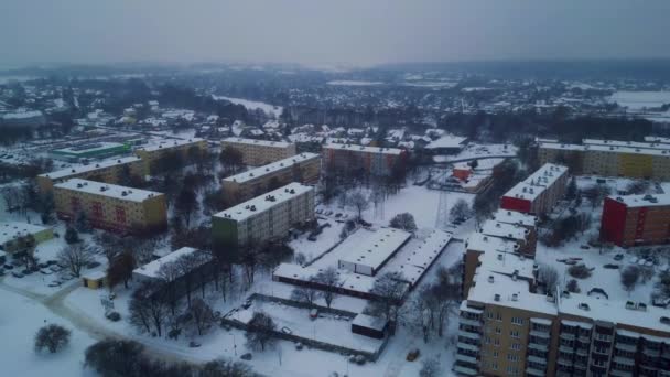 ヨーロッパの都市郊外のスノーストーム ヨーロッパの住宅街 雪と雪の嵐の上の雪の冬 高品質の4K映像 — ストック動画