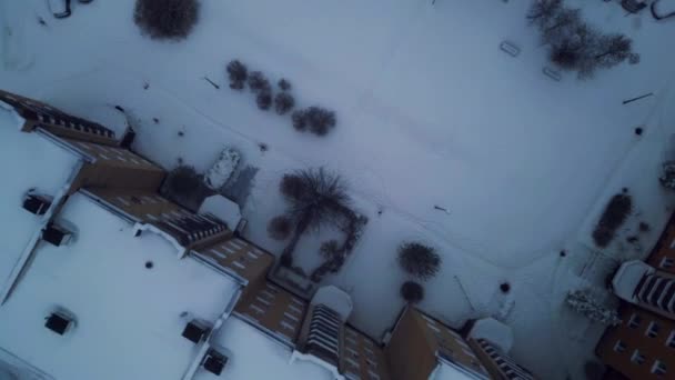 ヨーロッパの都市郊外のスノーストーム ヨーロッパの住宅街 雪と雪の嵐の上の雪の冬 高品質の4K映像 — ストック動画