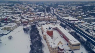 Zamek Lubelski üzerinde beyaz karlı kış, Avrupa 'nın eski Lublin kenti, Polonya, Avrupa' da kar fırtınası ve kar yağışı. Yüksek kalite 4k görüntü