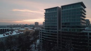 Camdan panoramik pencereli modern konut binası, Lublin Polonya 'nın şehir merkezi manzaralı 4k. Yüksek kalite 4k görüntü