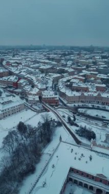 Zamek Lubelski üzerinde beyaz karlı kış, Avrupa 'nın eski Lublin kenti, Polonya, Avrupa' da kar fırtınası ve kar yağışı. Yüksek kalite 4k görüntü, dikey video