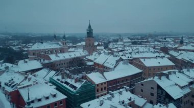 Avrupa 'nın eski kenti Lublin' de kar yağışı, Polonya 'nın eski bir bölgesinde kar fırtınası ve kar yağışı. Yüksek kalite 4k görüntü
