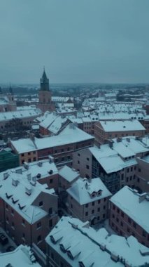 Avrupa 'nın eski kenti Lublin' de kar yağışı, Polonya 'nın eski bir bölgesinde kar fırtınası ve kar yağışı. Yüksek kalite 4k görüntü, dikey video