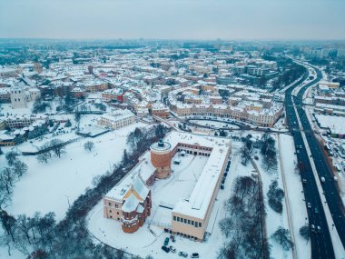 Zamek Lubelski üzerinde beyaz karlı kış, Avrupa 'nın eski Lublin kenti, Polonya, Avrupa' da kar fırtınası ve kar yağışı. Yüksek kaliteli hava manzaralı fotoğraf