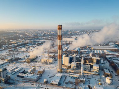 Soğuk kış ve karlı havada bacalı ya da dumanlı ısıtma santralinin endüstriyel hava manzarası. Yüksek kaliteli hava manzaralı fotoğraf