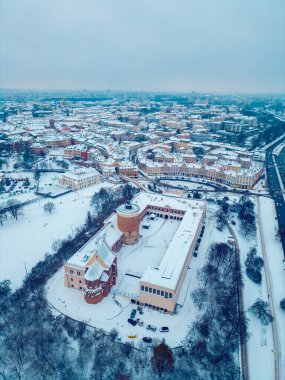 Zamek Lubelski üzerinde beyaz karlı kış, Avrupa 'nın eski Lublin kenti, Polonya, Avrupa' da kar fırtınası ve kar yağışı. Yüksek kaliteli hava manzaralı fotoğraf