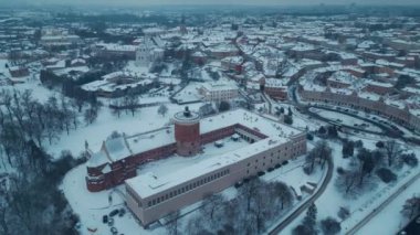 Zamek Lubelski üzerinde beyaz karlı kış, Avrupa 'nın eski Lublin kenti, Polonya, Avrupa' da kar fırtınası ve kar yağışı. Yüksek kalite 4k görüntü