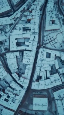 Avrupa 'nın eski kenti Lublin üzerinde kar fırtınası ve kar yağışı eski Polonya, Avrupa bölgesinde. Yüksek kalite 4k görüntü, dikey video