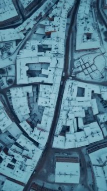 Avrupa 'nın eski kenti Lublin üzerinde kar fırtınası ve kar yağışı eski Polonya, Avrupa bölgesinde. Yüksek kalite 4k görüntü, dikey video