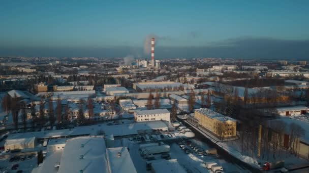 煙突または煙の積み重ねが付いている暖房発電所の産業空気の上の眺めは雪のティーザー 寒い冬および雪を積みます 高品質の4K映像 — ストック動画