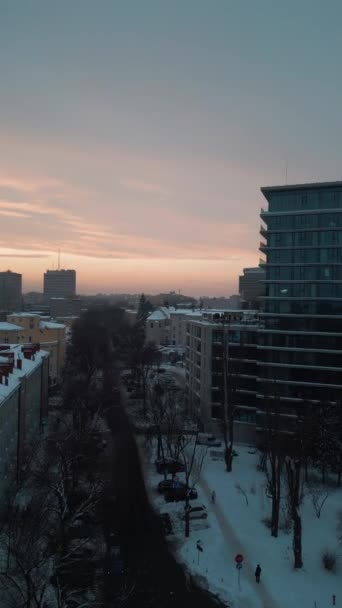 ガラスパノラマウィンドウのエアリアルトップビュー ルブリンポーランド4Kのダウンタウン地区を備えた現代住宅ビル 高品質の4K映像 垂直ビデオ — ストック動画