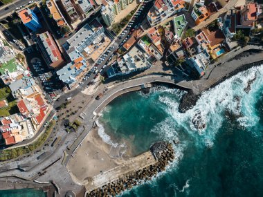 Okyanus kıyısında mavi su, otel ve villaları olan samimi bir kasaba, Tenerife, Canary. Yüksek kalite resim, hava görüntüsü