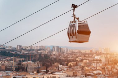 Gürcistan 'ın başkenti Tiflis üzerinde teleferik halatı, tarihi bölgenin havadan görünüşü. Yüksek kaliteli resim