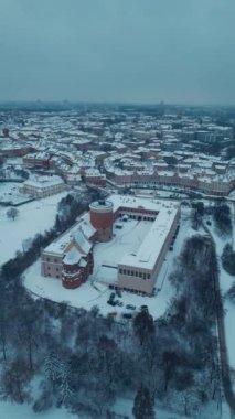 Zamek Lubelski üzerinde beyaz karlı kış, Avrupa 'nın eski Lublin kenti, Polonya, Avrupa' da kar fırtınası ve kar yağışı. Yüksek kalite 4k görüntü, dikey video