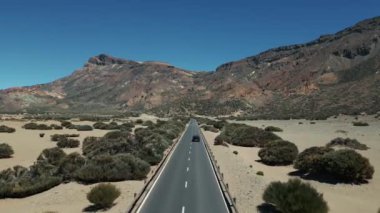 Çölde arabalı bir yol, Teide Ulusal Parkı, Tenerife, Kanarya Adası, Anteni. Yüksek kalite fotoğraf