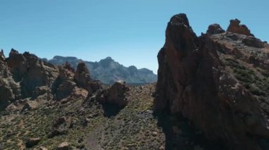 El Teide ulusal parkındaki kayalıklar ve uçurumlar, kayalık dağlar ve çöl, Tenerife, Kanarya adası. Yüksek kalite 4k görüntü, hava görüntüsü