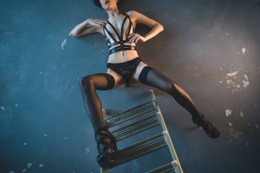 Siyah deri koşumlu seksi striptizci kadın, şehvetli striptizci kadın, baştan çıkarıcı iç çamaşırı, seks rol yapma. Yüksek kalite fotoğraf