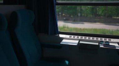 Tren penceresi, sandalye, hız treni, dışarıda yeşil ağaçlar. Yüksek kaliteli görüntüler