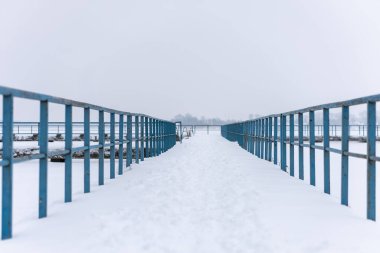 Beyaz karlı kış yolu perspektifi, donmuş gölde karlı iskele. Yüksek kalite fotoğraf