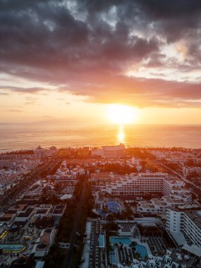 Okyanus kıyısında günbatımında oteller, tatil köyleri, Tenerife 'deki villalar, Kanarya adaları, antenler. Yüksek kaliteli hava manzaralı İHA güzel resim