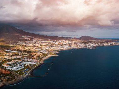 Lüks oteller ve okyanus kıyısında mavi suyu olan tatil beldeleri, Tenerife, Kanarya adası. Yüksek kaliteli hava manzaralı İHA güzel resim