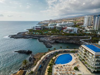 Atlantik 'in okyanus mavisi kıyıları ve Playa Paraiso' nun güzel dağları, Tenerife, Kanarya adası. Yüksek kalite 4k hava görüntüsü