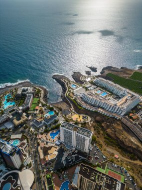 Atlantik 'in okyanus mavisi kıyıları ve Playa Paraiso' nun güzel dağları, Tenerife, Kanarya adası. Yüksek kalite 4k hava görüntüsü