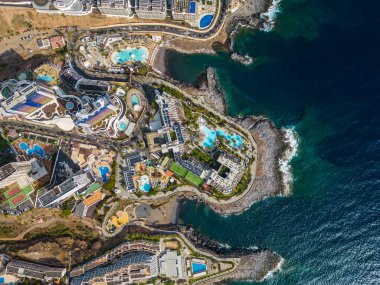 Atlantik 'in okyanus mavisi kıyıları ve Playa Paraiso' nun güzel dağları, Tenerife, Kanarya adası. Yüksek kalite 4k hava görüntüsü