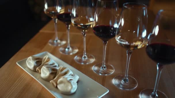 格奥尔吉娅 辛卡莉饺子放在盘子里 红白相间的酒放在木桌上 — 图库视频影像
