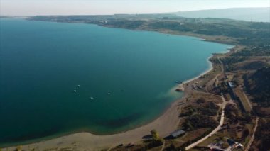 Mavi Tiflis deniz rezervuarı, hava manzaralı. Yüksek kaliteli video görüntüleri