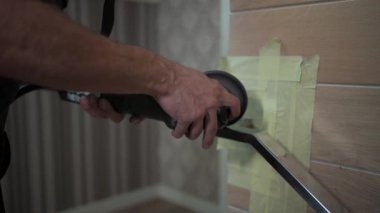 Parmaklıkları cilalayan işçi, inşaat ve inşaat tırabzanları. Yüksek kaliteli FullHD görüntüler