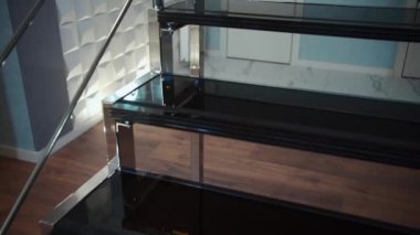 Korkuluklu modern metal ve cam merdiven, korkuluklu krom tarzı merdiven. Yüksek kaliteli FullHD görüntüler