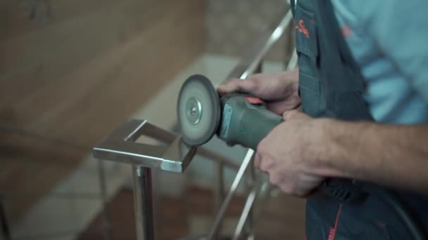 ポーランドの器械が付いている手の柵を磨く労働者 建物および構造の手すり 高品質のフルHd映像 — ストック動画