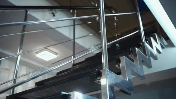 带有扶手的现代金属和玻璃楼梯 带有扶手的铬楼梯 优质Fullhd影片 — 图库视频影像