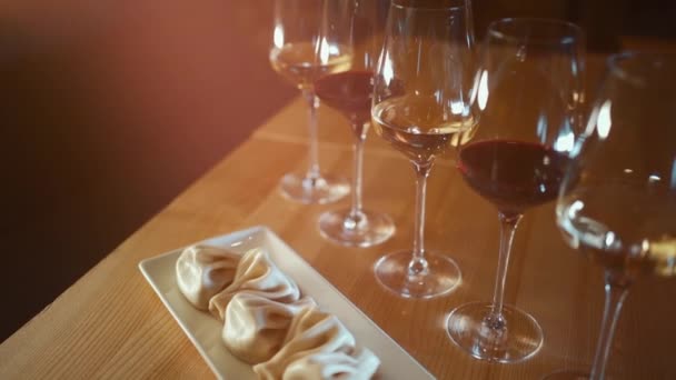 Georgia Hinkali Hamur Tatlısı Tabakta Tahta Masada Kırmızı Beyaz Şarap — Stok video
