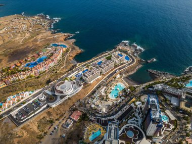 Atlantik 'in okyanus mavisi kıyıları ve Playa Paraiso' nun güzel dağları, Tenerife, Kanarya adası. Yüksek kalite 4k hava görüntüsü