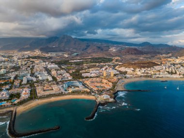 Lüks oteller ve okyanus kıyısında mavi suyu olan tatil köyleri, güney Tenerife, Kanarya adası. Yüksek kaliteli hava manzaralı İHA güzel resim