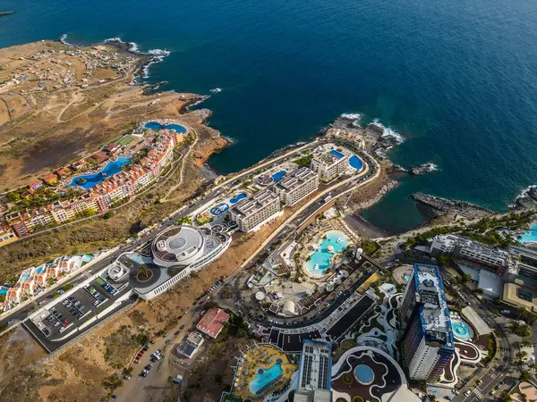 Atlantik 'in okyanus mavisi kıyıları ve Playa Paraiso' nun güzel dağları, Tenerife, Kanarya adası. Yüksek kalite 4k hava görüntüsü
