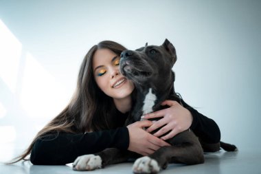 Güzel genç bayan evcil hayvanla oynuyor.