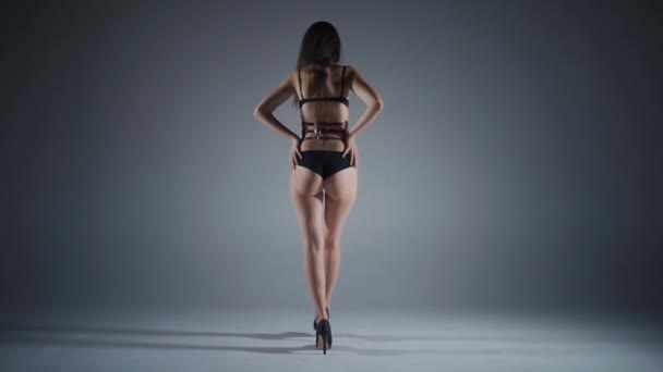 Hermosa Desnuda Stripper Mujer Bailando Cuero Cinturón Corsé Estudio Disparo — Vídeos de Stock