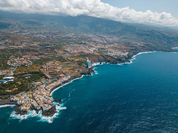 Mavi suyu ve Puerto De La Cruz şehri ile Atlantik Okyanusu kıyısı, Tenerife, Kanarya adası. Yüksek kaliteli resim